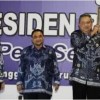 Presiden SBY saat menerimas penghargaan Sahabat Pers.